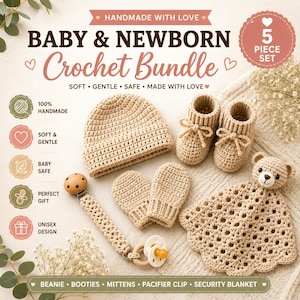 Könnte beinhalten: Ein 5-teiliges beiges Häkelset für Babys, bestehend aus einer Mütze, einem Paar Booties mit Bindebändern, einem Paar Fäustlingen, einem Schnullerhalter mit Holzring und einem Schmusetuch mit Bärenmotiv. Text: BABY & NEWBORN Crochet Bundle.