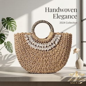 Peut inclure: Un sac à main en paille tressée beige avec une anse circulaire et deux rangées de coquillages cauris blancs disposés en demi-cercle. Le texte Handwoven Elegance 2024 Collection est visible dans le coin supérieur droit de l'image.