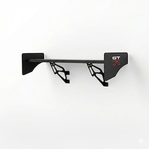 Puede incluir: Estante de metal negro con diseño de alerón de coche. El estante tiene forma rectangular con una superficie plana y está sostenido por dos soportes angulados. El lado derecho presenta las letras "GT" y "R" en rojo.