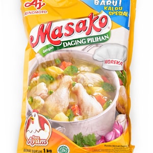 Peut inclure: Un sachet en plastique jaune de 1 kg d'assaisonnement au bouillon de poulet Ajinomoto Masako. L'emballage présente le nom de la marque, un graphique de poulet et un bol de soupe au poulet avec des légumes. Il inclut le texte 'Rasa Ayam'.