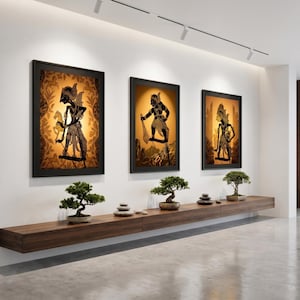 Può includere: Tre stampe artistiche da parete incorniciate con sagome di marionette d'ombra nere su uno sfondo dorato caldo con motivi intricati, disposte sopra una lunga mensola sospesa in legno con tre piccoli bonsai verdi e pile di pietre.