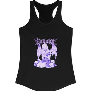 Op de afbeelding: Zwart tanktop met een paarse afbeelding. De afbeelding toont het woord "Lullaby" in een gestileerd lettertype, samen met een illustratie van een gevleugelde figuur die knielt tussen schedels. Het ontwerp is gedetailleerd en in gotische stijl.