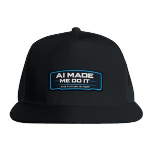 Può includere: Un cappellino trucker nero con una toppa rettangolare sul davanti. La toppa ha un bordo blu e contiene il testo bianco AI MADE ME DO IT e THE FUTURE IS NOW. Il cappellino ha un pannello frontale solido e una parte posteriore in rete.