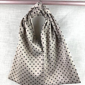 Knot Bag Polka Dot aus satinierter Baumwolle in Taupe
