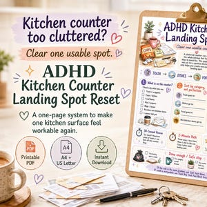 Puede incluir: Una guía imprimible ADHD Kitchen Counter Landing Spot Reset en un portapapeles. El documento presenta un sistema de organización de tres pasos, listas de verificación e ilustraciones de artículos de cocina. El texto incluye 'Kitchen counter too cluttered?'