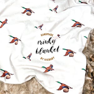 Manta para bebé: Ánades reales en vuelo color topo. Ánade real. Manta para bebé de ánade real. Pato. Ave de caza. Ave acuática. Marrón. Neutro. Caza. Regalo para bebé. imagen 1