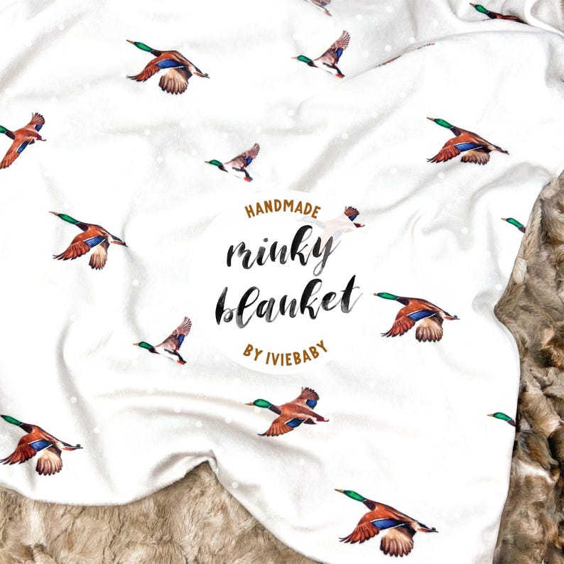 Manta para bebé: Ánades reales en vuelo color topo. Ánade real. Manta para bebé de ánade real. Pato. Ave de caza. Ave acuática. Marrón. Neutro. Caza. Regalo para bebé. imagen 1