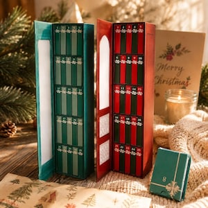 Puede incluir: Dos cajas de calendario de adviento verticales, una verde y otra roja, cada una con veinticinco cajones numerados en cinco filas. La caja verde tiene cajones verde claro y oscuro, mientras que la roja tiene cajones rojos y verde oscuro.