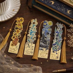 Può includere: Quattro segnalibri in metallo con ritagli complessi e dettagli in smalto ispirati ai dipinti di Van Gogh, tra cui girasoli, mandorli, notte stellata e iris. Ogni segnalibro ha una finitura dorata e una lunga nappa coordinata.