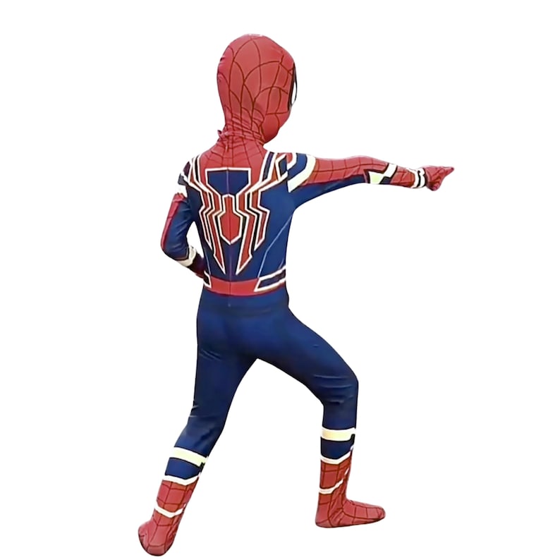 Peut inclure: Un costume complet de Spider-Man pr&eacute;sentant un motif de toile d'araign&eacute;e noir sur fond rouge et bleu. La tenue comprend un masque assorti, des manches longues, un pantalon avec des accents blancs et rouges, et un grand embl&egrave;me d'araign&eacute;e.