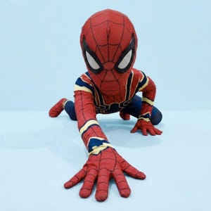 Peut inclure: Un costume complet de Spider-Man compos&eacute; d'une combinaison en tissu rouge et bleu avec un motif de toile noire. Le costume comprend un masque assorti avec de grands verres blancs pour les yeux et des accents dor&eacute;s sur le torse, les bras et les jambes.