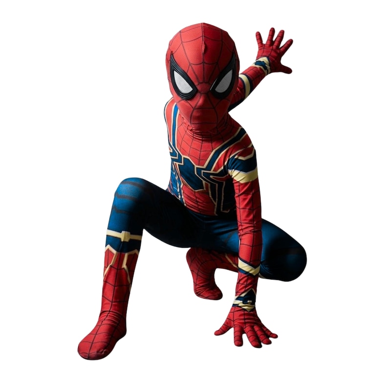 Peut inclure: Un costume complet de Spider-Man pr&eacute;sentant un motif de toile d'araign&eacute;e noir sur fond rouge et bleu. La tenue comprend un masque avec de grands yeux blancs et des d&eacute;tails dor&eacute;s sur la poitrine et les bras, dans une posture accroupie.