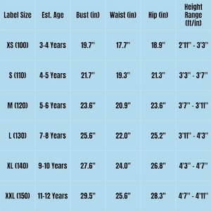 Peut inclure: Un tableau de tailles bleu clair avec du texte noir indiquant Label Size, Est. Age, Bust, Waist, Hip et Height Range en pouces et pieds. Le tableau comprend des lignes pour les tailles XS &agrave; XXL, correspondant aux &acirc;ges de 3 &agrave; 12 ans.
