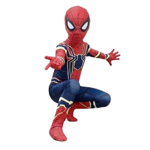 Peut inclure: Un costume complet de Spider-Man pr&eacute;sentant un motif de toile d'araign&eacute;e noir sur fond rouge et bleu. La tenue comprend un masque avec des lentilles oculaires blanches, un embl&egrave;me d'araign&eacute;e dor&eacute; sur la poitrine et des d&eacute;tails dor&eacute;s sur les bras.