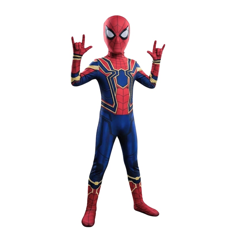 Peut inclure: Un costume complet de Spider-Man arborant un motif rouge et bleu avec des accents dor&eacute;s. La tenue comprend un masque assorti avec des lentilles oculaires blanches, des manches longues et un pantalon, pr&eacute;sentant un motif de toile sur les zones rouges.
