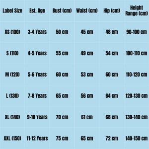 Peut inclure: Un tableau de tailles pour v&ecirc;tements d'enfants sur fond bleu clair avec du texte noir. Il indique la taille, l'&acirc;ge estim&eacute;, le buste, la taille, les hanches et la hauteur en cm pour les tailles XS &agrave; XXL, couvrant les &acirc;ges de 3 &agrave; 12 ans.
