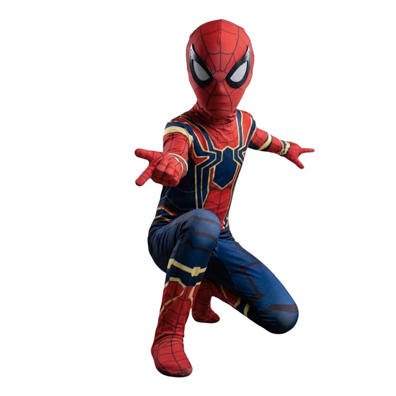 Peut inclure: Un costume complet de Spider-Man aux couleurs rouge et bleu avec des accents dor&eacute;s. La tenue comprend un masque assorti avec des lentilles oculaires blanches et un motif de toile d'araign&eacute;e. Le torse arbore un embl&egrave;me d'araign&eacute;e dor&eacute;.