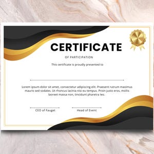 Può includere: Un modello di certificato di partecipazione con bordi ondulati neri e dorati, un sigillo dorato nell'angolo in alto a destra e testo segnaposto tra cui "CERTIFICATE OF PARTICIPATION", "CEO of Fauget" e "Head of Event" su sfondo bianco.