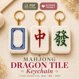 Pode incluir: Três porta-chaves retangulares de croché em forma de peças de Mahjong com argolas de metal dourado. As peças apresentam desenhos bordados: uma moldura azul, um caractere chinês vermelho e um caractere chinês verde. Texto: PDF PATTERN, BEGINNER FRIENDLY, MAHJONG DRAGON TILE Keychain, 3 ICONIC DRAGON TILES: BLUE • RED • GREEN.