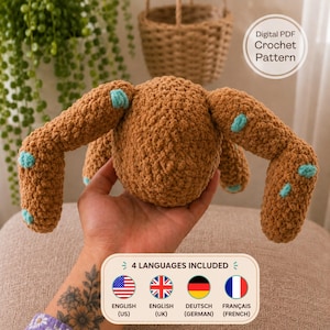 Op de afbeelding: Een bruin gehaakt knuffeldier met vier lange ledematen, elk voorzien van kleine lichtblauwe cirkelvormige accenten. De afbeelding bevat de tekst Digital PDF Crochet Pattern en 4 LANGUAGES INCLUDED met vlaggen voor Engels, Duits en Frans.