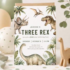 K&ouml;nnte beinhalten: Eine rechteckige Geburtstagseinladungskarte mit Aquarellillustrationen eines Triceratops, eines Pterodactyls, eines Tyrannosaurus Rex und eines langhalsigen Dinosauriers zwischen Palmen. Der Text lautet: JACKSON IS THREE REX, Join us for a ROAR-some 3rd Birthday Party, SATURDAY, OCTOBER 18, 2-4 PM, The Miller Home, 456 Dino Trail, Austin, TX, RSVP to Emily at 555-238-4412.