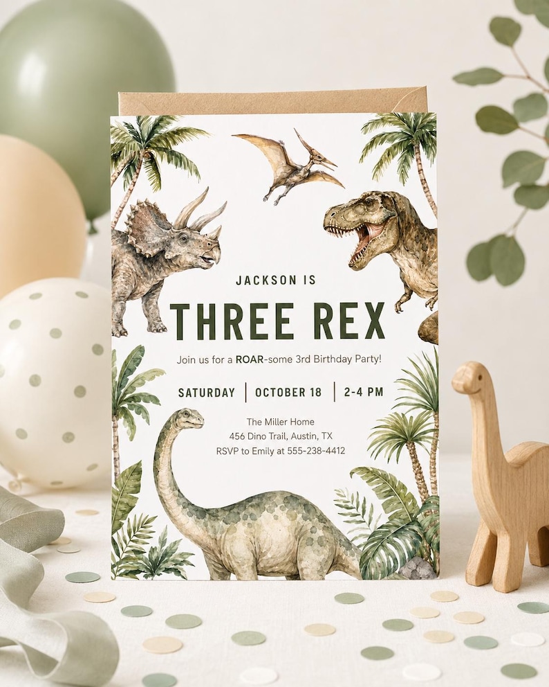 K&ouml;nnte beinhalten: Eine rechteckige Geburtstagseinladungskarte mit Aquarellillustrationen eines Triceratops, eines Pterodactyls, eines Tyrannosaurus Rex und eines langhalsigen Dinosauriers zwischen Palmen. Der Text lautet: JACKSON IS THREE REX, Join us for a ROAR-some 3rd Birthday Party, SATURDAY, OCTOBER 18, 2-4 PM, The Miller Home, 456 Dino Trail, Austin, TX, RSVP to Emily at 555-238-4412.