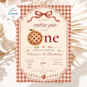 Puede incluir: Una tarjeta de invitación de cumpleaños rectangular con un borde de cuadros vichy rojos y blancos. El centro presenta una ilustración en acuarela de un pastel con corteza de rejilla, una cinta roja y una manzana. El texto incluye: our sweet little cutie pie is turning one, Harper's 1st Birthday, Saturday September 14 2026, 3:00 pm, The Apple Farm, 258 Cider Lane, Nashville, TN 37211, RSVP to Sophie by September 1st 615.555.2481.