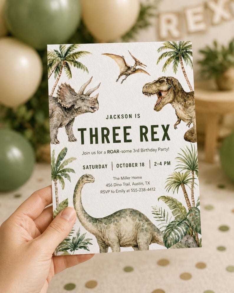 K&ouml;nnte beinhalten: Eine rechteckige Geburtstagseinladungskarte mit Aquarellillustrationen eines Triceratops, eines Pterodactyls, eines Tyrannosaurus Rex und eines langhalsigen Dinosauriers zwischen Palmen. Der Text lautet: JACKSON IS THREE REX, Join us for a ROAR-some 3rd Birthday Party, SATURDAY | OCTOBER 18 | 2-4 PM, The Miller Home, 456 Dino Trail, Austin, TX, RSVP to Emily at 555-238-4412.