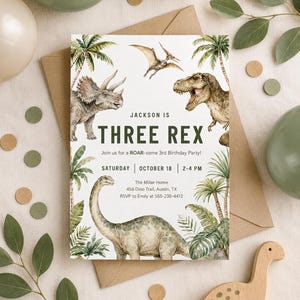 K&ouml;nnte beinhalten: Eine rechteckige Geburtstagseinladungskarte mit Aquarellillustrationen eines Triceratops, eines Pterodactyls, eines Tyrannosaurus Rex und eines langhalsigen Dinosauriers zwischen Palmen. Der Text lautet: Jackson is THREE REX, Join us for a ROAR-some 3rd Birthday Party, Saturday, October 18, 2-4 PM, The Miller Home, 456 Dino Trail, Austin, TX, RSVP to Emily at 555-238-4412.