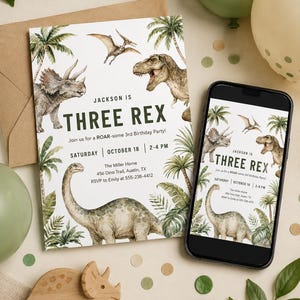 K&ouml;nnte beinhalten: Eine rechteckige Geburtstagseinladungskarte und ein Smartphone mit demselben Design, mit Aquarellillustrationen von Dinosauriern und Palmen sowie dem Text Jackson is THREE REX, Join us for a ROAR-some 3rd Birthday Party.