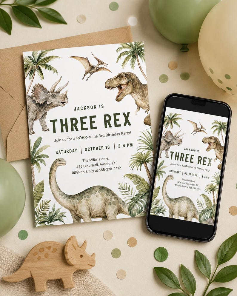 K&ouml;nnte beinhalten: Eine rechteckige Geburtstagseinladungskarte und ein Smartphone mit demselben Design, mit Aquarellillustrationen von Dinosauriern und Palmen sowie dem Text Jackson is THREE REX, Join us for a ROAR-some 3rd Birthday Party.