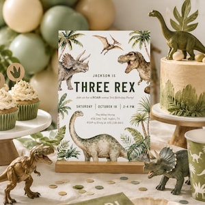 K&ouml;nnte beinhalten: Eine rechteckige Geburtstagseinladungskarte mit Aquarellillustrationen von Dinosauriern, Palmen und Bl&auml;ttern. Der Text lautet: Jackson is THREE REX, Join us for a ROAR-some 3rd Birthday Party, Saturday, October 18, 2-4 PM, The Miller Home, 456 Dino Trail, Austin, TX, RSVP to Emily at 555-238-4412.