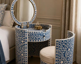 Tocador azul con incrustaciones florales en hueso, espejo y taburete.