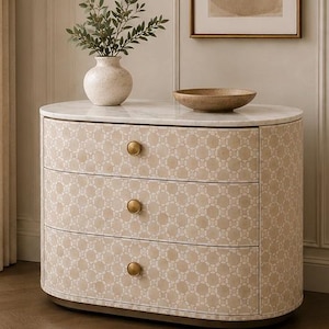 luxe beige BONE ingelegde ladekast 3 lades met marmeren blad en ronde koperen knoppen honingraatpatroon