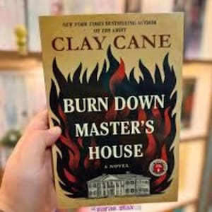 Puede incluir: Portada del libro "Burn Down Master's House" de Clay Cane. El dise&ntilde;o presenta llamas negras y rojas alrededor del t&iacute;tulo. El nombre del autor y el t&iacute;tulo son claramente visibles. El libro es una novela.