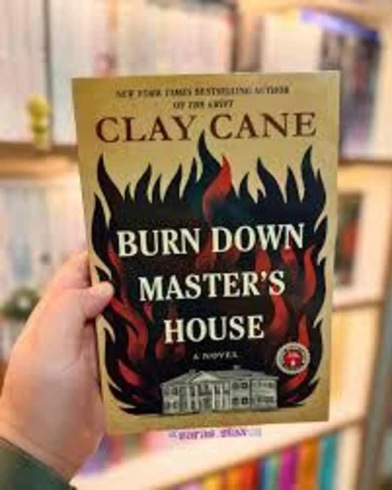 Puede incluir: Portada del libro "Burn Down Master's House" de Clay Cane. El dise&ntilde;o presenta llamas negras y rojas alrededor del t&iacute;tulo. El nombre del autor y el t&iacute;tulo son claramente visibles. El libro es una novela.