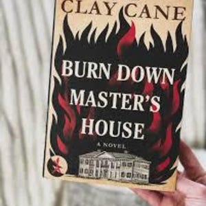 Puede incluir: Portada de libro con el t&iacute;tulo "Burn Down Master's House" de Clay Cane. La portada presenta un dise&ntilde;o de fuego con llamas rojas y negras, y una ilustraci&oacute;n de una casa blanca. El libro es una novela.