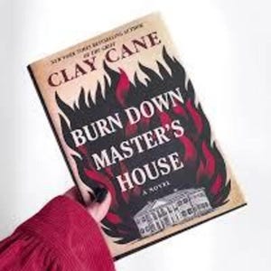 Puede incluir: Portada del libro con el t&iacute;tulo "Burn Down Master's House" de Clay Cane. La portada presenta un fondo negro con llamas rojas y una ilustraci&oacute;n blanca de una casa. El libro est&aacute; sostenido por una persona que lleva una camisa roja.