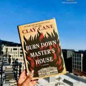 Puede incluir: Un libro titulado "Burn Down Master's House" de Clay Cane. La portada presenta llamas en rojo y negro, con un edificio blanco en la parte inferior. El fondo es un cielo azul claro con edificios.