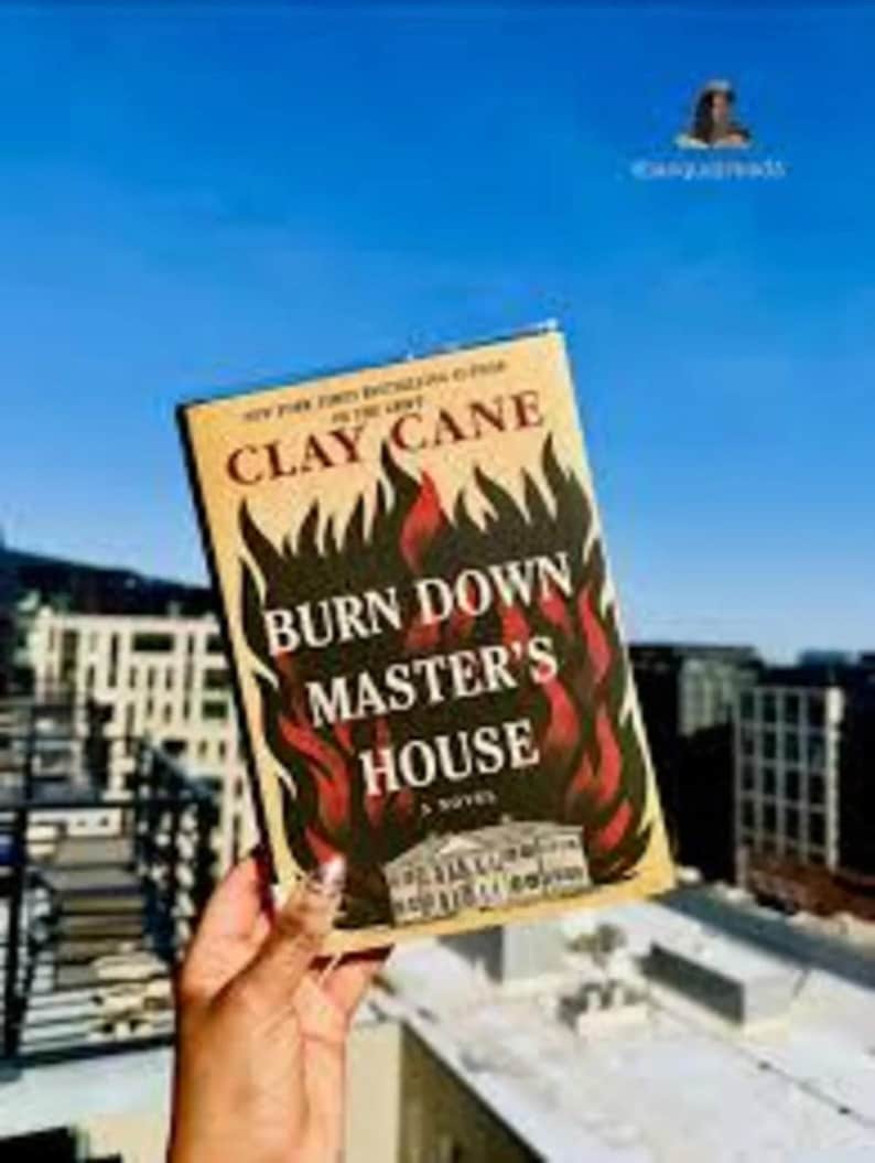 Puede incluir: Un libro titulado "Burn Down Master's House" de Clay Cane. La portada presenta llamas en rojo y negro, con un edificio blanco en la parte inferior. El fondo es un cielo azul claro con edificios.