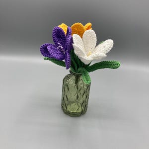 Gehäkelter Krokusstrauß, Blumen in der Vase, Heimdekoration