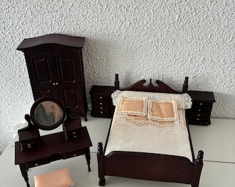 DeAgostini Miniatuur Slaapkamer Meubelset, Poppenhuis Slaapkamer, Mini Kledingkast Bed Kaptafel Krukje Nachtkastjes, Miniatuur Meubels Schaal 1:12