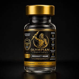 Pode incluir: Uma garrafa de vidro transparente com tampa dourada e rótulo preto. O rótulo apresenta o texto "OLYMPIAN PEPTIDES" e um gráfico de um homem musculoso segurando um raio. A garrafa também inclui o texto "PRODUCT NAME" e "STRENGTH".