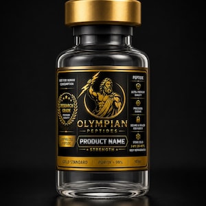 Op de afbeelding: Een doorzichtig glazen flesje met een gouden dop en een zwart etiket met een gouden afbeelding van een bebaarde figuur die een bliksemschicht vasthoudt. Het etiket vermeldt OLYMPIAN PEPTIDES, PRODUCT NAME, NOT FOR HUMAN CONSUMPTION en PURITY > 99%.