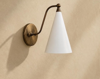 Moderne Messing Wandleuchte | White Cone Shade Wandleuchte | Mid Century Messing Lampe | Nachttisch Leselicht | Badezimmer Eitelkeit Leuchte