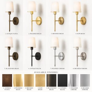 K&ouml;nnte beinhalten: Acht Wandleuchten mit wei&szlig;en Stoffschirmen und Metallarmen in verschiedenen Ausf&uuml;hrungen: Antik-Patina, poliertes Messing, geb&uuml;rstetes Messing, rohes Messing, geschw&auml;rztes Messing, Antik-Schwarz, poliertes Chrom und geb&uuml;rstetes Chrom. Textbeschriftungen kennzeichnen jede Ausf&uuml;hrung.