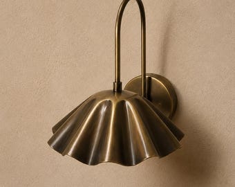 Vintage Brass Scalloped Wall Sconce |Antique Brass Fluted Wall Lamp | Ruffled Shade Sconce Light | Mid Century Modern Brass Vanity Lighting