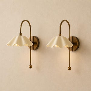 Kinkiet ścienny w stylu vintage z mosiężnymi falbankami i kremowym abażurem | Kinkiet w stylu mid-century modern | Lampa łazienkowa | Lampka nocna