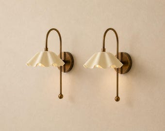 Vintage-Wandleuchte aus Messing mit cremefarbenem Rüschenschirm und geschwungenem Rand | Wandleuchte im Mid-Century-Modern-Stil | Badezimmerleuchte | Nachttischleuchte