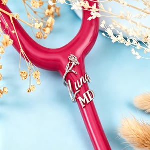 Médaillon d'identification personnalisé pour stéthoscope fleur de naissance, étiquette nominative stéthoscope avec fleur de naissance, breloques nom cadeau pour infirmière autorisée, médecins, cadeaux d'appréciation pour étudiant